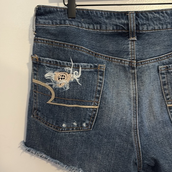 American Eagle Distressed Hi-Rise Festive Denim Shorts with Ivory Lace 12 - Picture 8 of 12